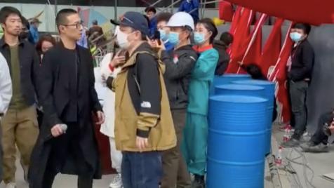 汪峰|49岁汪峰现身五一晚会，一双罗圈腿细如麻杆，被指瘦得只剩头