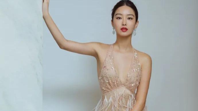 发型 杨采钰大晒美照，皮肤不白手臂也不细，健康的美却很抓人眼球