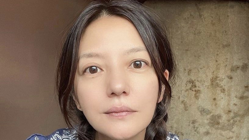 民族风|赵薇无惧素颜罕见自拍，穿民族风长袖扎马尾，皮肤细腻天然卧蚕好美