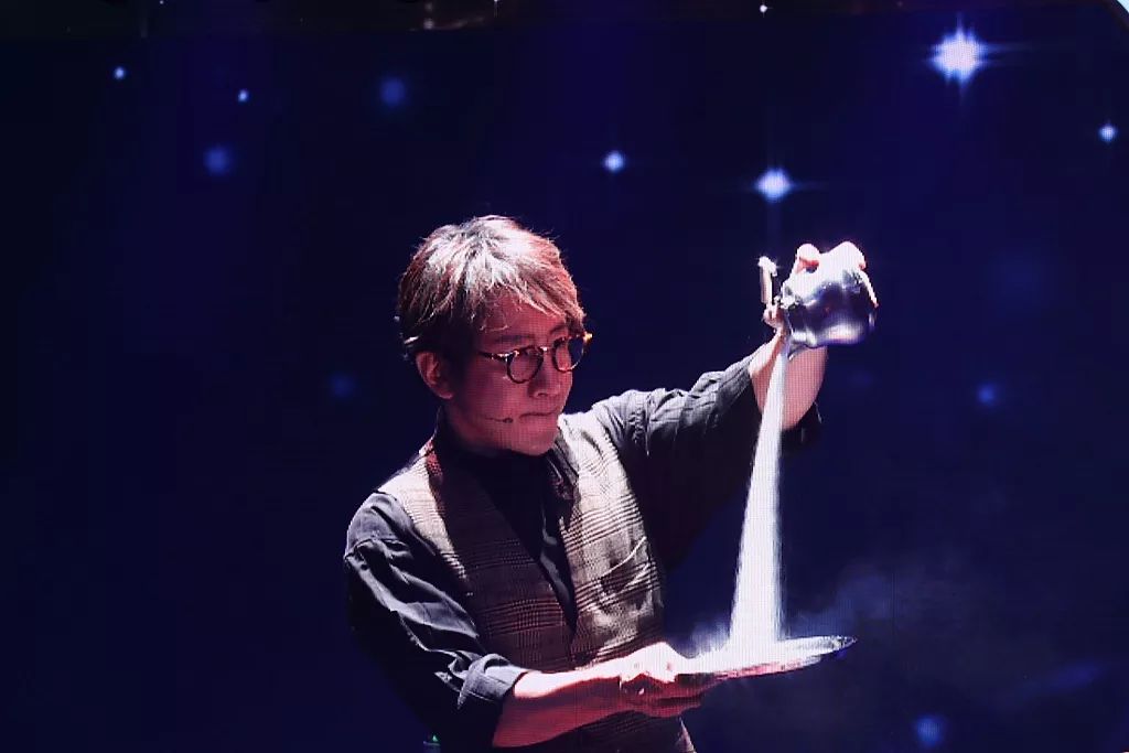 消逝的“魔术巨星”刘谦，从一夜成名到销声匿迹，他履历了什么？_娱乐新闻app