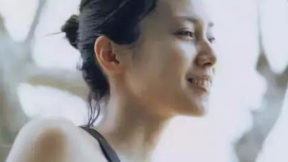 中谷美纪的颜值状态绝了，45岁凭零毛孔嫩肤登上热搜，美得不像话