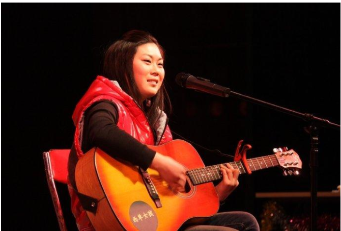 任月丽:23岁凭借一首歌曲在春晚走红,如今摇身一变成女总裁 任月丽:23岁凭借一首歌曲在春晚走红,如今摇身一变成女总裁