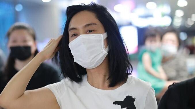 白菜|朱茵私下打扮真“接地气”，白t搭牛仔裤走机场，没一点明星架子