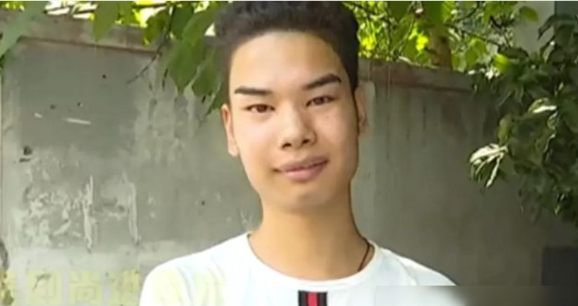 发际线男孩小吴:靠代价18000头发成网红,却因下半身翻车,近况如何