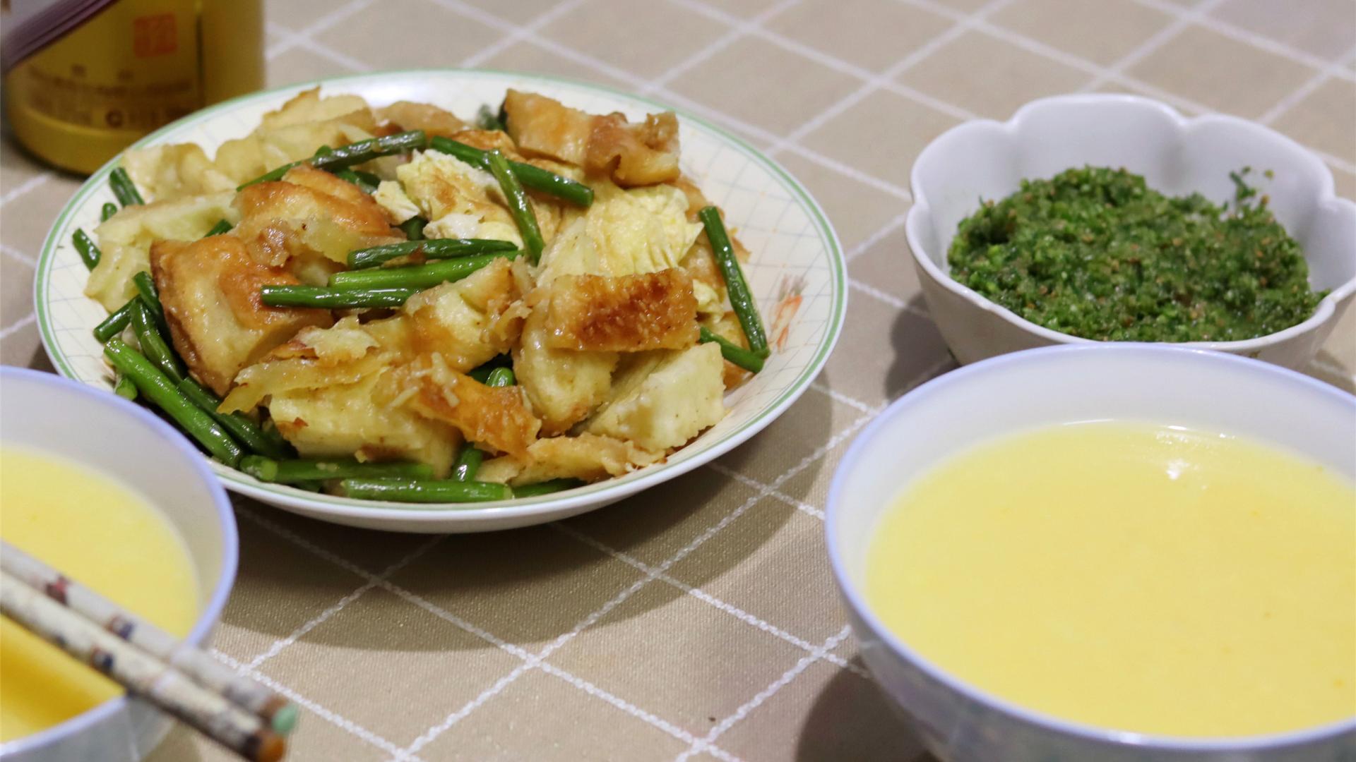 河南|河南老两口的极简晚餐，一粥一菜走红朋友圈，“铲儿馍”勾起回忆