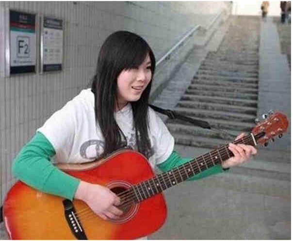 任月丽:23岁凭借一首歌曲在春晚走红,如今摇身一变成女总裁 任月丽:23岁凭借一首歌曲在春晚走红,如今摇身一变成女总裁