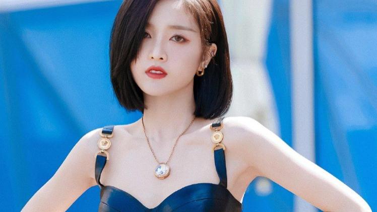 吴宣仪|吴宣仪穿皮质内搭拍大片，留齐肩短发颜值高，腰身纤细尽显好身材