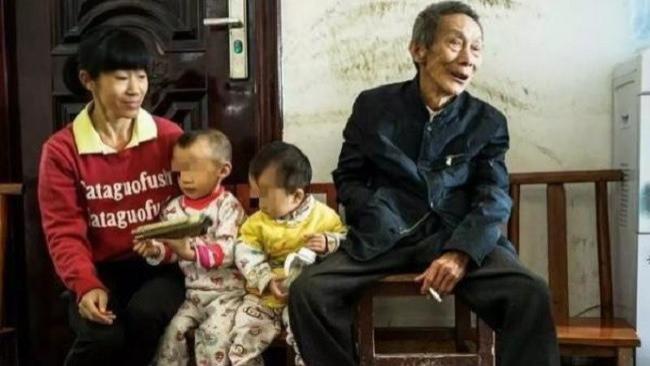 女孩 31岁女子嫁给76岁老汉，生下一儿一女，她说：我愿意照顾他一辈子
