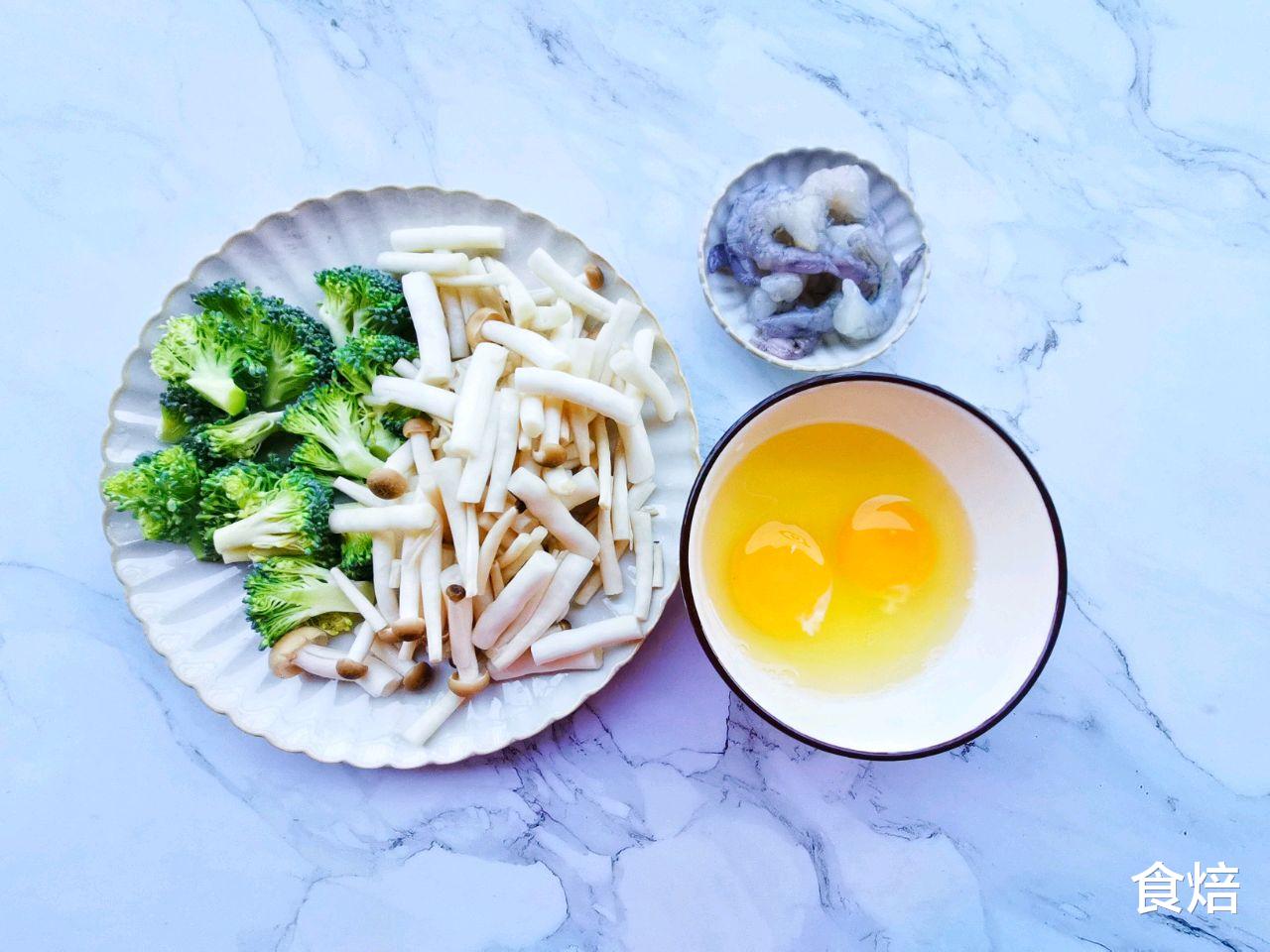 秋天多给家人喝虾仁菇菌汤，营养丰富，做法简单，鲜美可口
