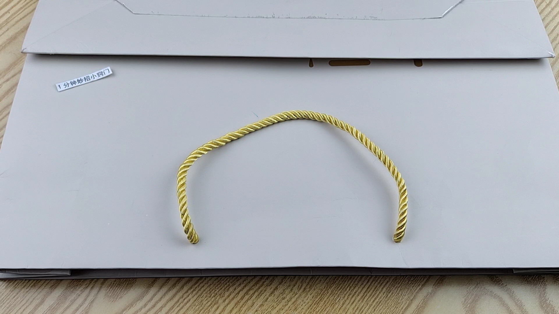 卫生间里放一根手提绳子，真太聪明了，一年省不少钱，早知早受益