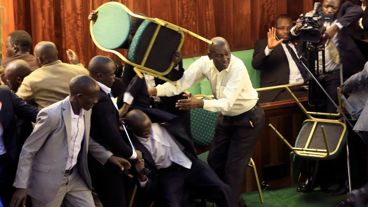 打起来了！肯尼亚议会上演“全武行”，水瓶乱飞，有议员脸上流血
