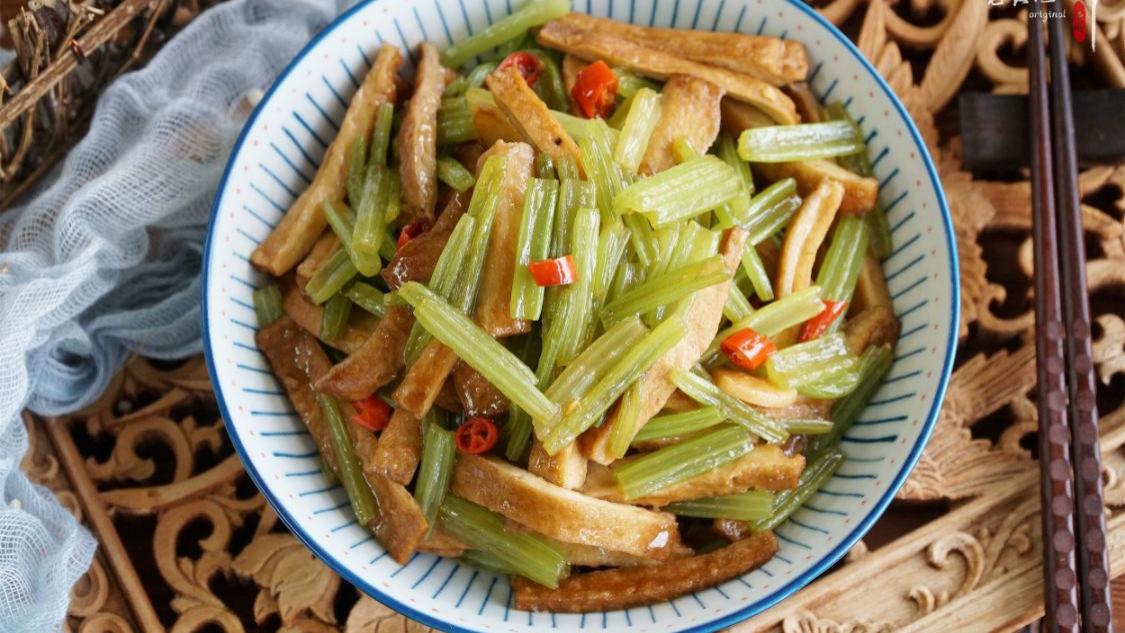 香肠|黄磊的一道家常小炒，让何老师好吃到哭，很适合冬季，百吃不厌