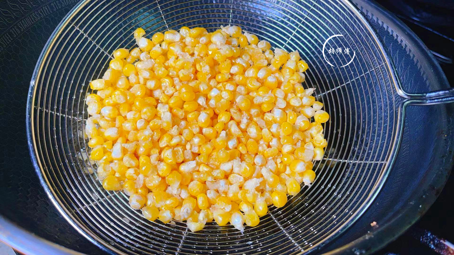 玉米|秋天，吃黑豆红豆不如吃它，切开焯水后放冰箱，随吃随取，特省事