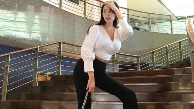 冻龄|42岁老阿姨牵手26岁小鲜肉，冻龄容貌惹人羡，爱健身的女人魅力大