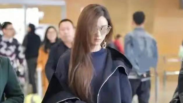 赵丽颖|赵丽颖机场旧照火了，穿衣搭配引起热议，评论数超过9000条
