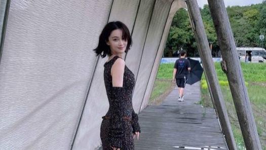 穿衣搭配|短发的张馨予别有风韵，穿低领连衣裙秀凹凸曲线，女人味十足