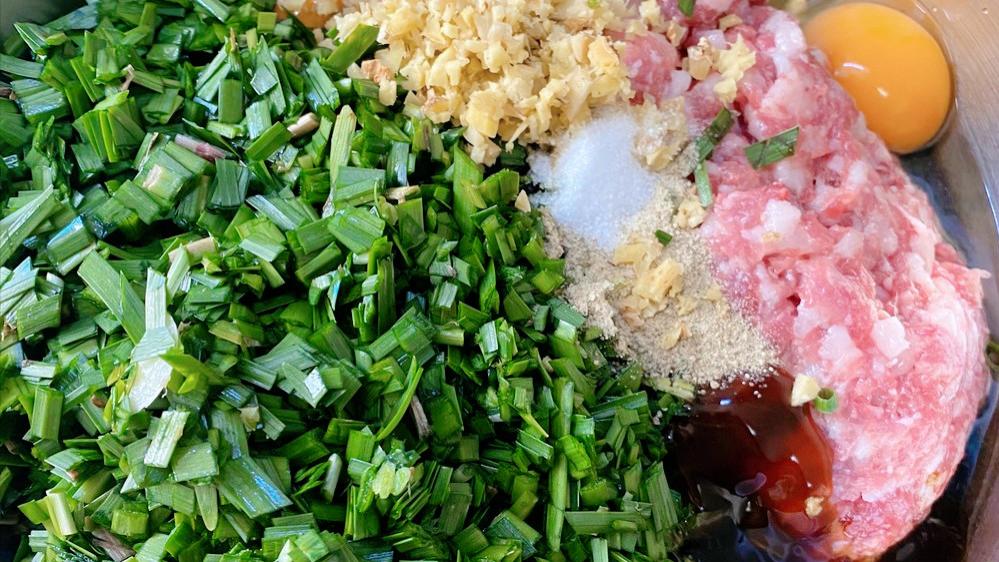 饼干|包猪肉韭菜饺子，牢记“3加2不加”，韭菜嫩绿不出水，家人都爱吃