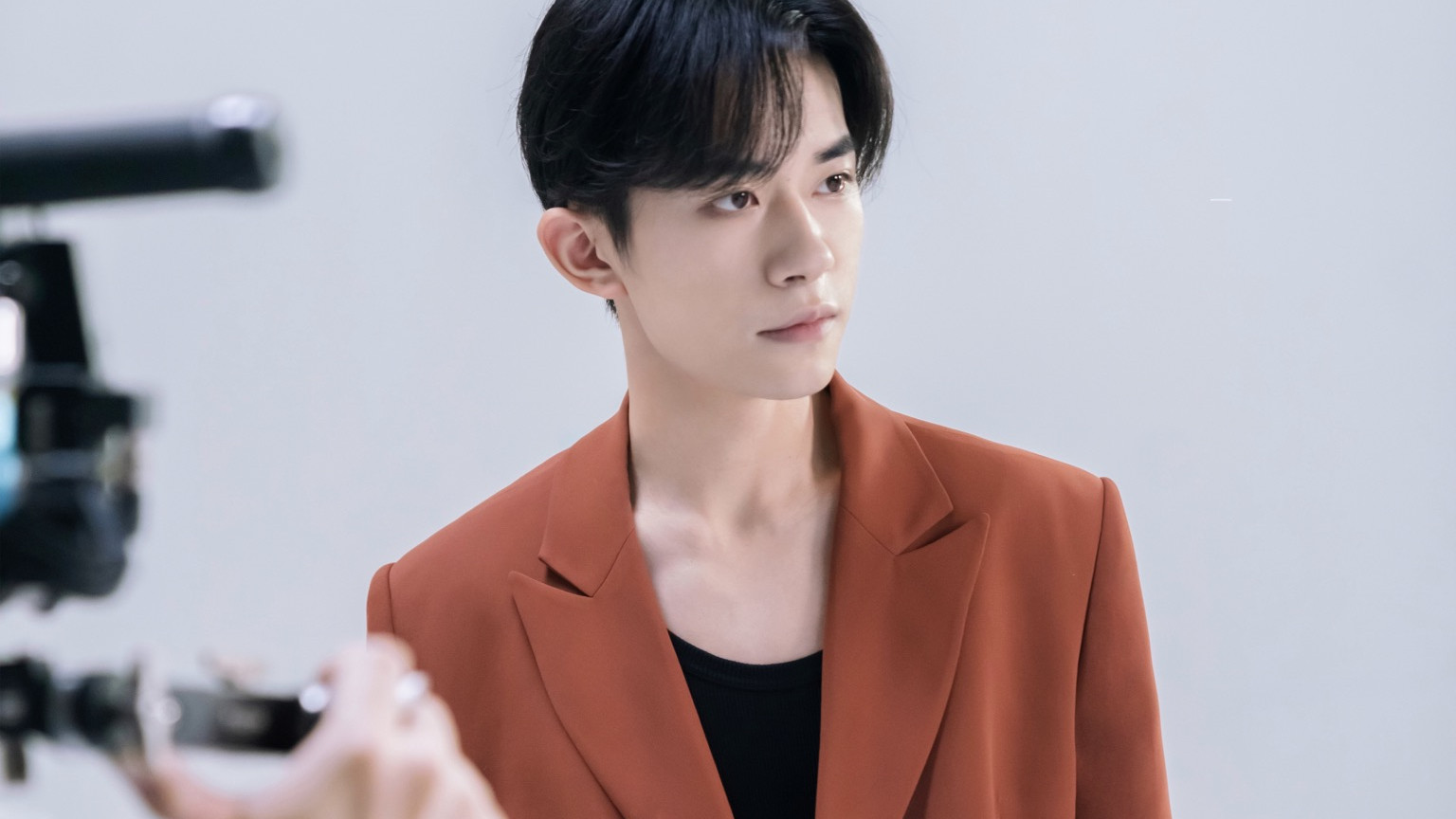 发型 网友发现羊届“易烊千玺”，不仅挑染发型一样，连神态都极为相似