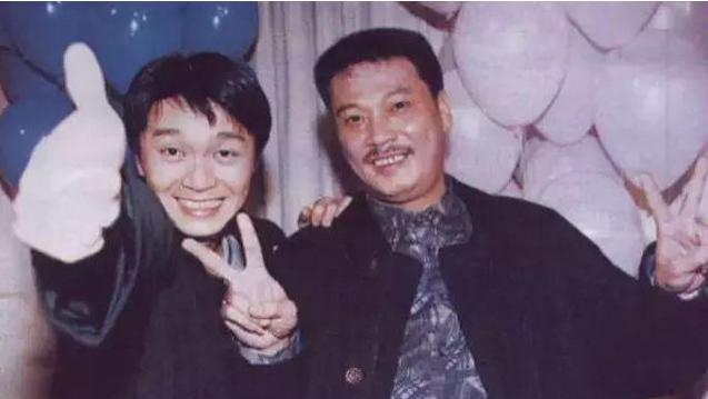 周星驰|周星驰送吴孟达最后一程，穿黑色夹克两鬓白发，58岁的他很孤单