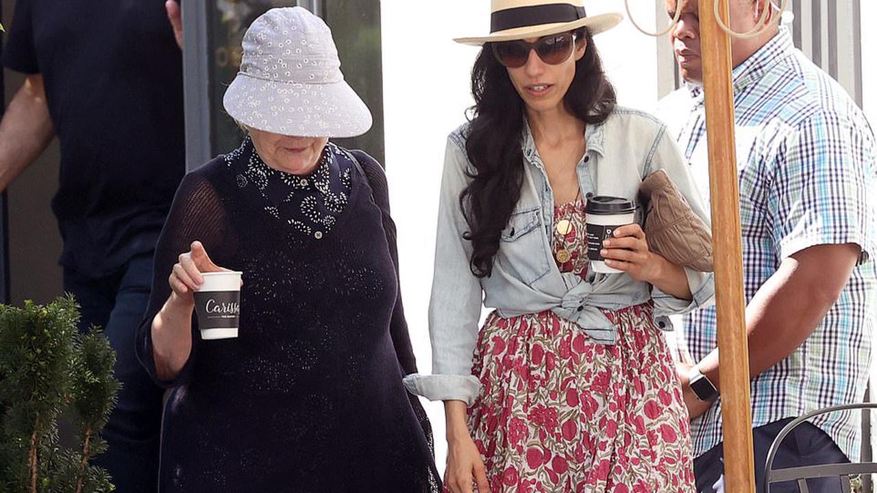 冻龄|希拉里再次亮相，头发全白身体发福严重，终究没斗过莱温斯基