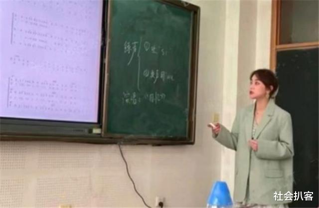 陕西一大学女老师美若天仙 上课照片流出后 家长们心生担忧 教育资讯 历史故事网