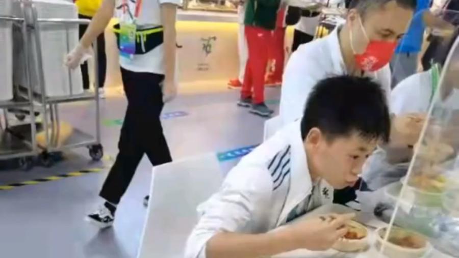 全红婵|虎口夺食! 全红婵食堂吃饭获赠蛋糕欣喜若狂, 队医抢过叉子: 只能吃一点