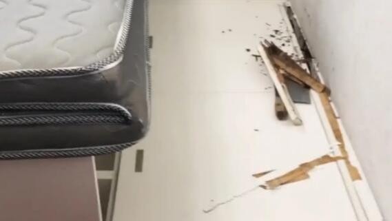 装修的时候做了个榻榻米，两年不到成这样子了，又要花钱了！