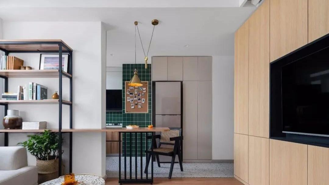 如果条件不允许就别硬挤餐桌，这样设计省地又实用，舒适性照样不差！