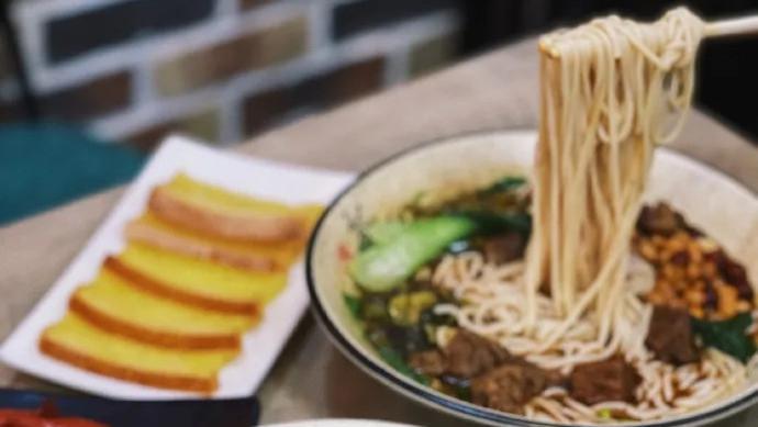 米粉|吃在大连-牛肉米粉肥肠米粉，找一下嗦粉的快乐，配上桂花糕更完美~