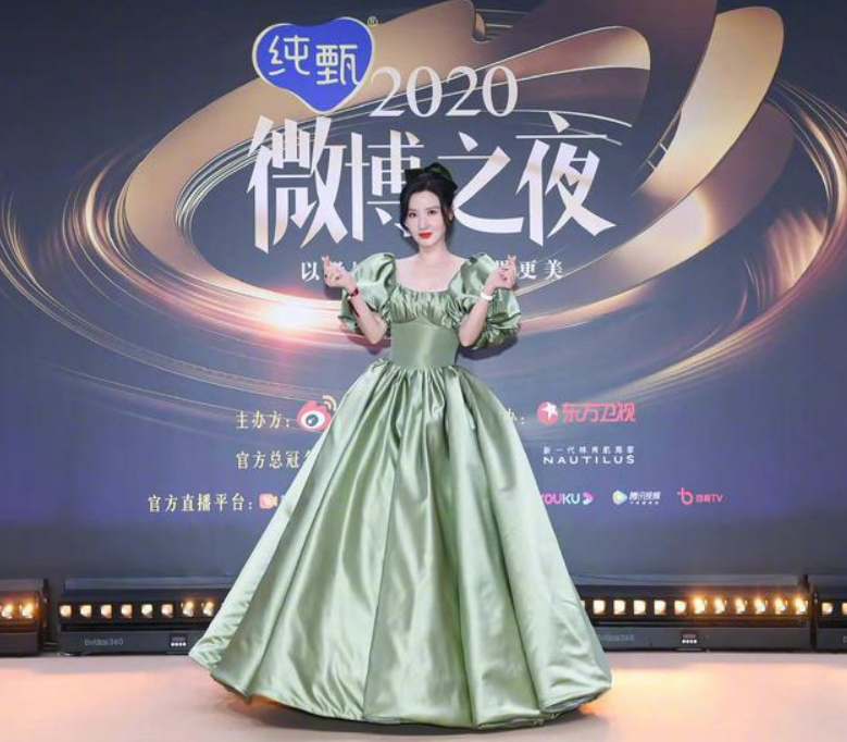在各路女星争奇斗艳的微博之夜红毯上,张萌为了美