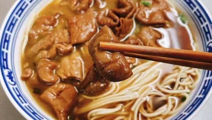 上海市|上海最牛大肠面，33元一碗天天排队，火爆到隔壁的店铺都能沾光