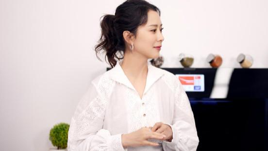 韭菜 海清换了发型好年轻，扎马尾辫穿衬衫裙，原来她的身材这么好