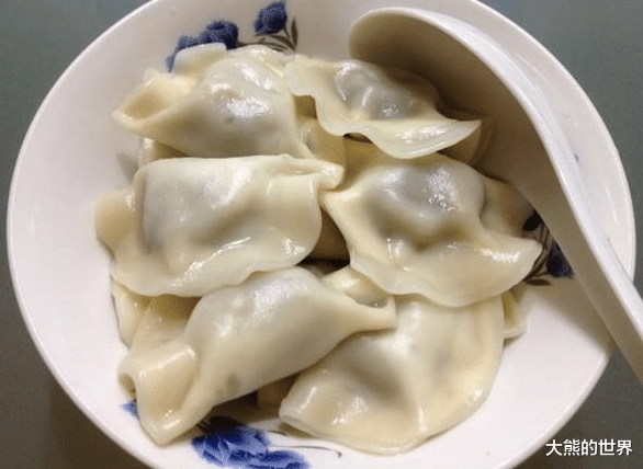 煮冷冻饺子,开水下锅还是冷水下锅?学会一招,饺子不开裂不露馅 煮冷冻饺子,开水下锅还是冷水下锅?学会一招,饺子不开裂不露馅