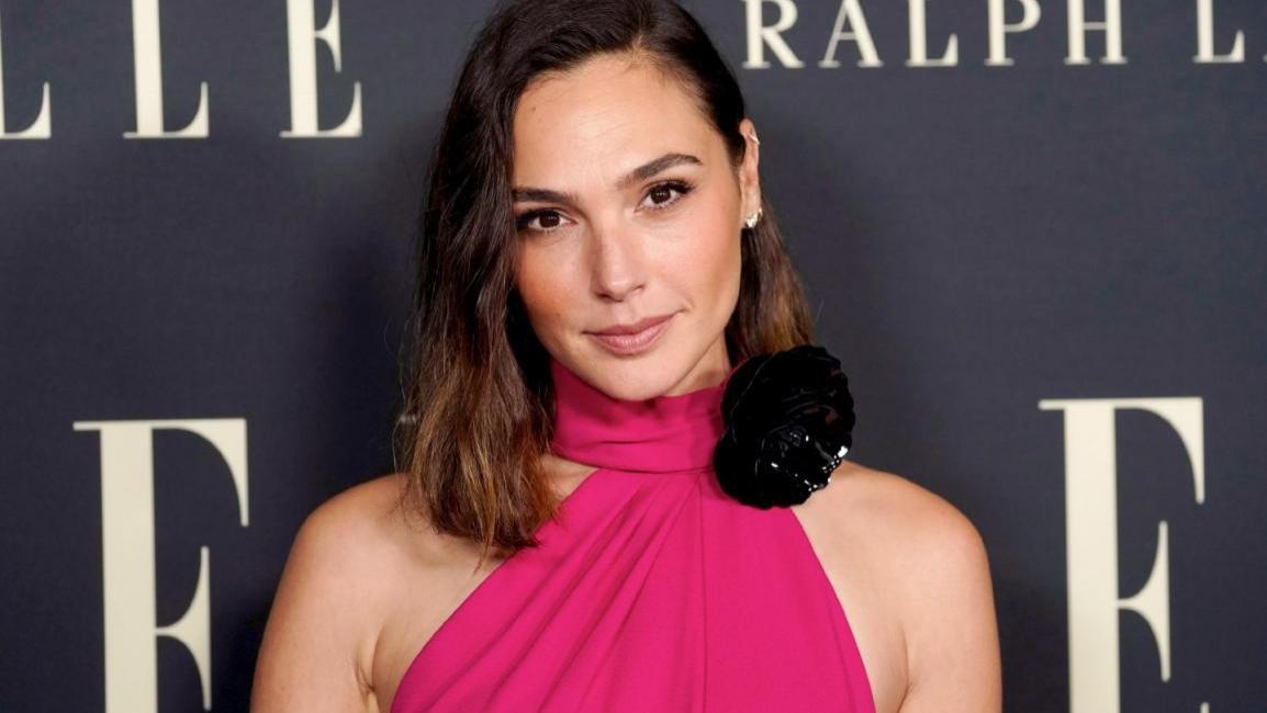 张文慈|36岁盖尔加朵身材好，一袭长裙秀香肩，称神奇女侠片酬仅30万美元