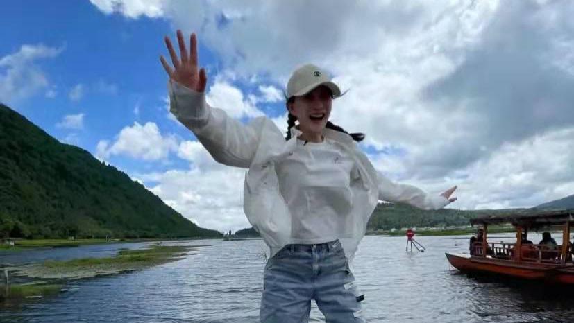 李小冉|李小冉生活照曝光，穿白色短袖扎双马尾，造型太甜惹争议