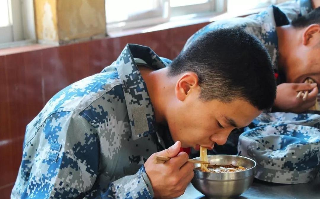 在中国，入伍的新兵第一顿吃的是啥？退伍前最后一顿又吃的啥？
