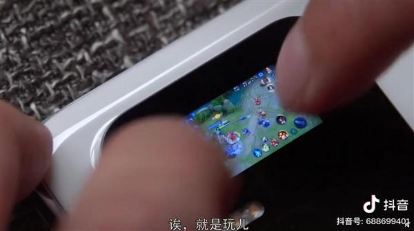 《【煜星娱乐手机版登录】小米手环屏幕被塞进手机里！玩家用它打《王者荣耀》》