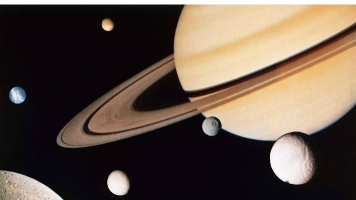 土星的卫星最多，它们怪异奇特，液态海洋、甲烷湖、“太极图”
