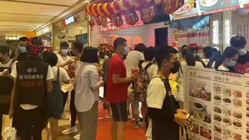 酱香饼|靠一只鸡征服全国，开店超4000家：这个“卤味大王”，又来搅局了