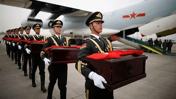 运-20接第八批在韩志愿军烈士遗骸回家，歼-11B战机护航伴飞