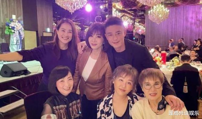 林心如为母办70大寿,“寿星”贵妇气质十足,颜值一点不输女儿! 林心如为母办70大寿,“寿星”贵妇气质十足,颜值一点不输女儿!