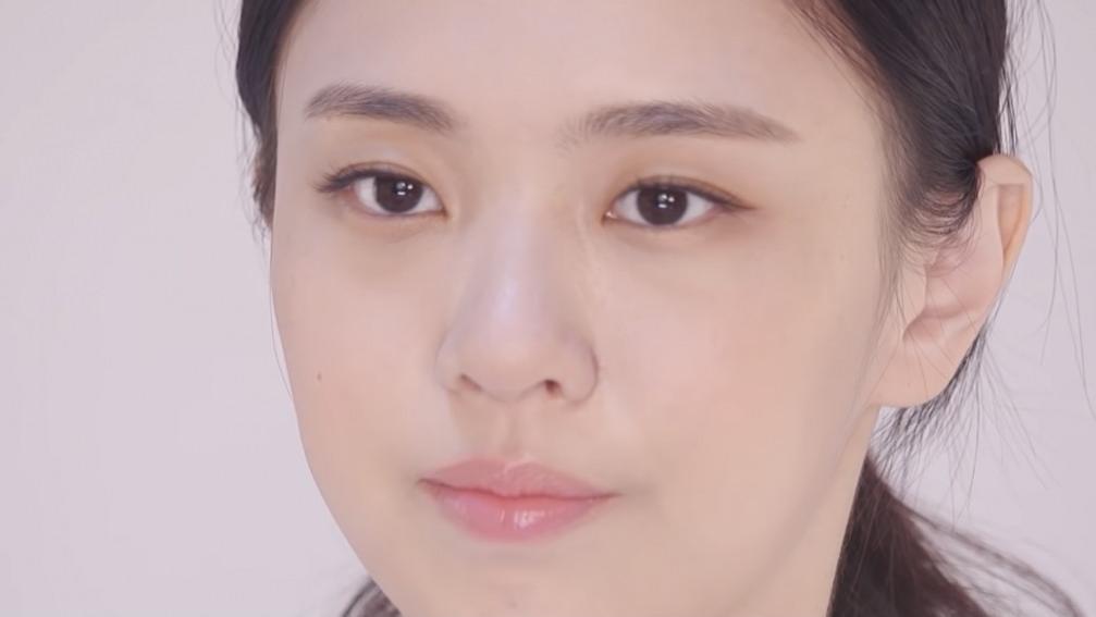 明星素颜 BLACKPINK彩妆师公开Jisoo「透明感伪素颜」妆容重点