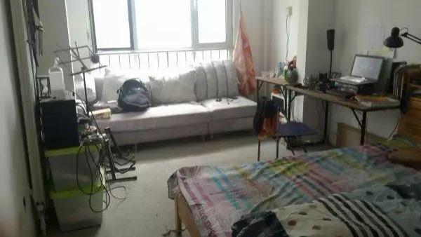 因生活所迫没钱装修，该男子入住毛坯房5年，同事被“惊艳”到了