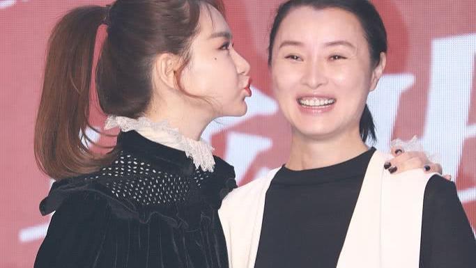 连衣裙 吴越穿得低调朴素，扎低马尾和小12岁戚薇同框，乍眼看像是母女
