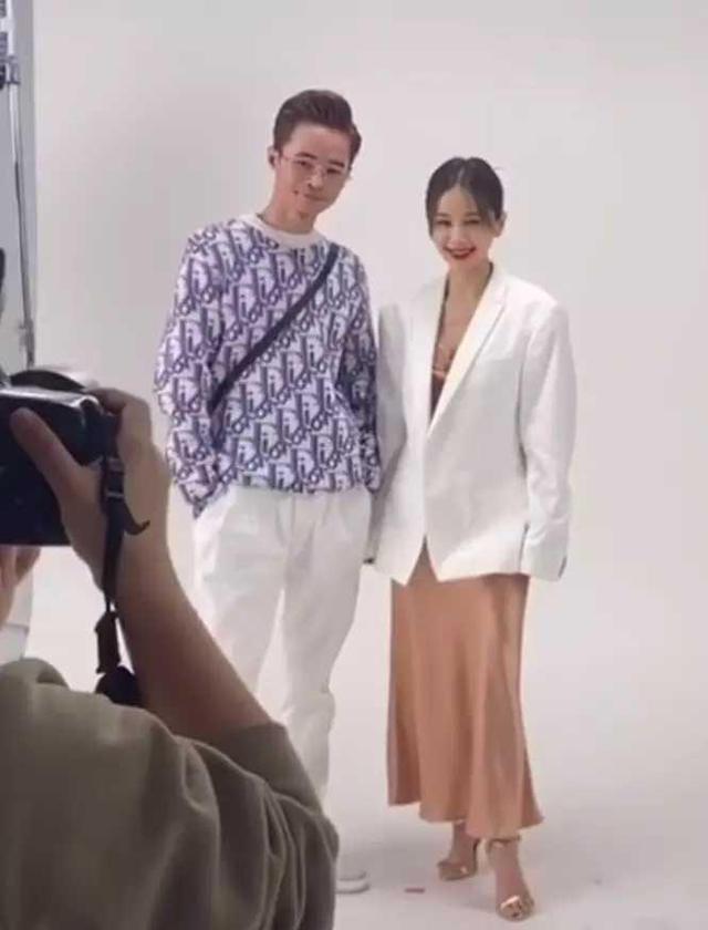 助理为给杨幂穿鞋整整蹲了10秒，网友：现在的艺人都是“残疾人”