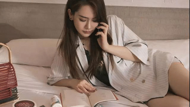 盘发 戚薇李承铉不小心晒出\身体乳\火了, 却因太便宜被看不起, 戚薇: 我用了5年