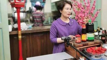 小伙吃鱼不吐刺 60岁阿姨一天直播14小时，做菜带货还“挽救”粉丝婚姻