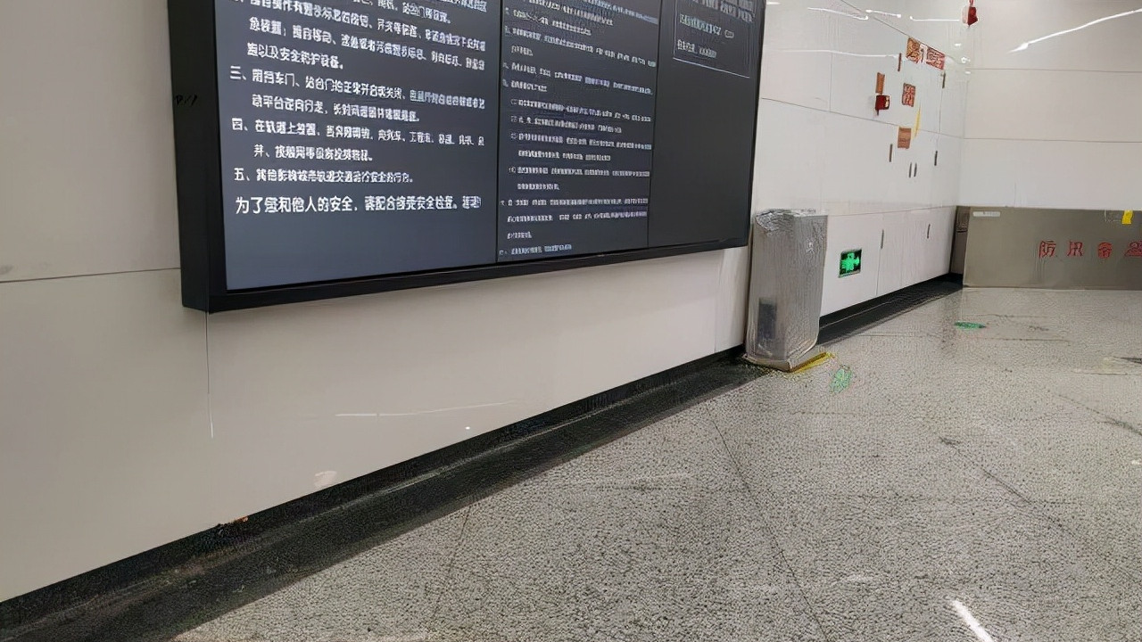 乘客撞坏一块瓷砖赔1800元，到底合不合理？网友：内行人都明白