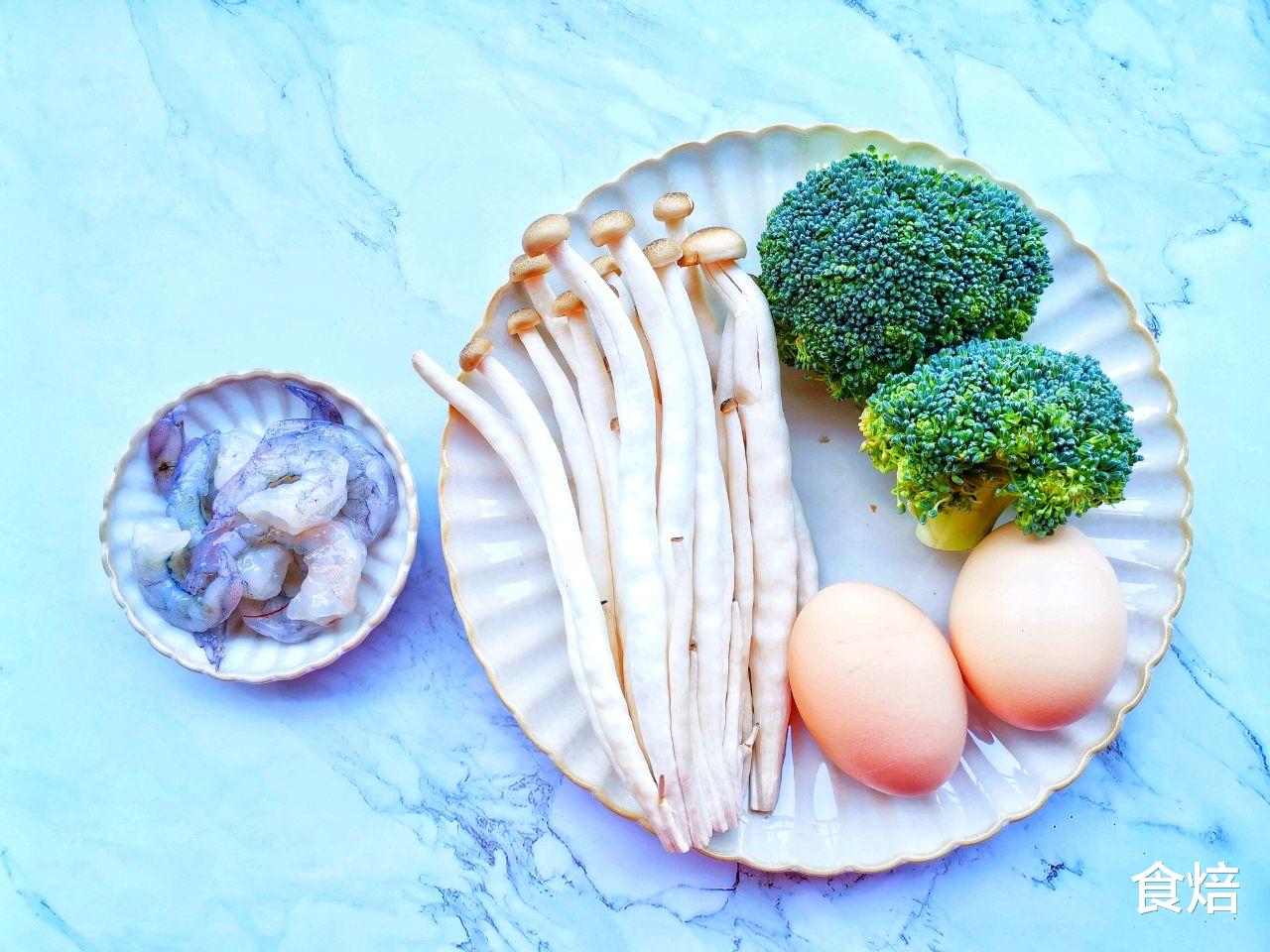 秋天多给家人喝虾仁菇菌汤，营养丰富，做法简单，鲜美可口