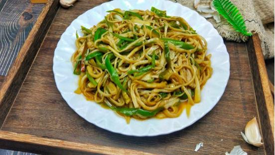 杏鲍菇|家常杏鲍菇炒青椒，鲜美可口，下饭解馋，给肉都不换